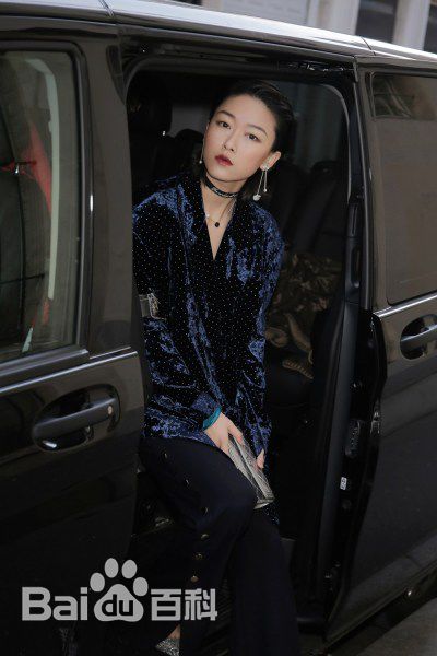 刘洛汐时装周复古秀生活照