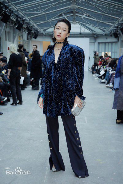 刘洛汐时装周复古秀生活照