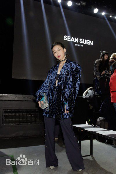 刘洛汐时装周复古秀生活照