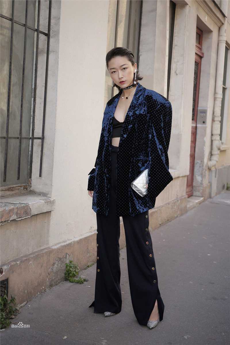 刘洛汐时装周复古秀生活照