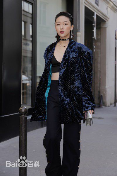 刘洛汐时装周复古秀生活照