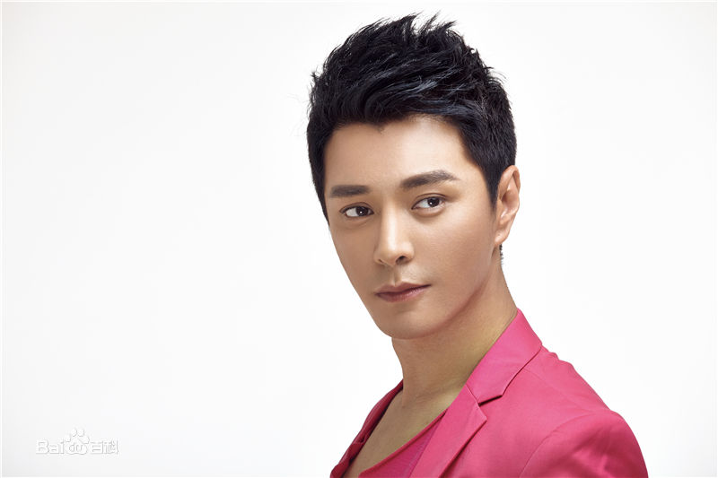 杜俊泽粉色西装前后照片