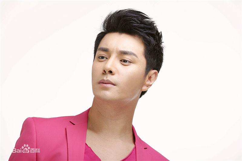 杜俊泽粉色西装前后照片