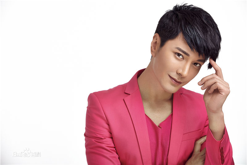 杜俊泽粉色西装前后照片