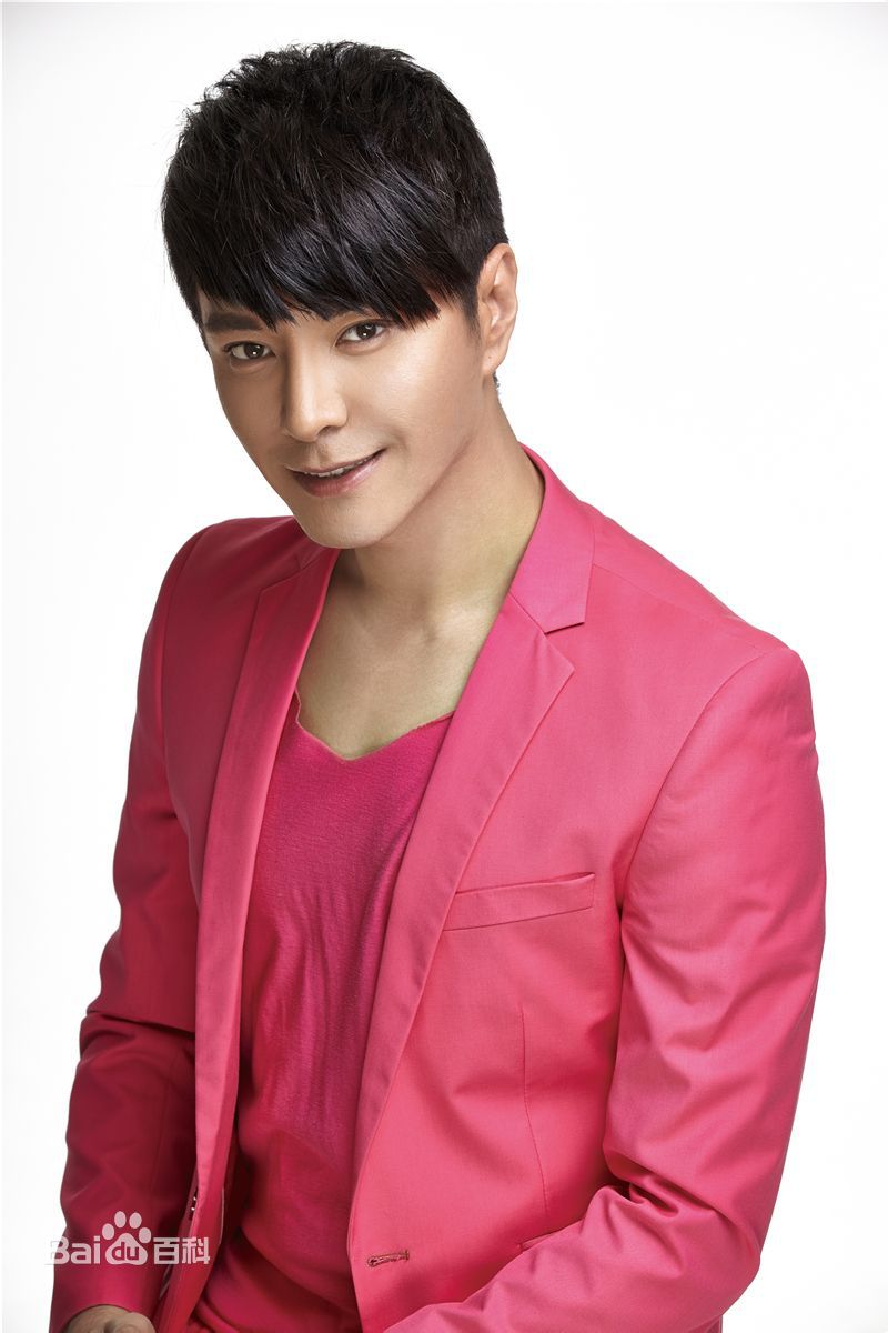杜俊泽粉色西装前后照片
