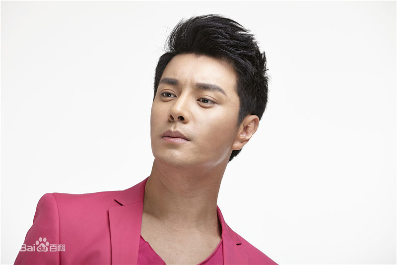 杜俊泽粉色西装前后照片