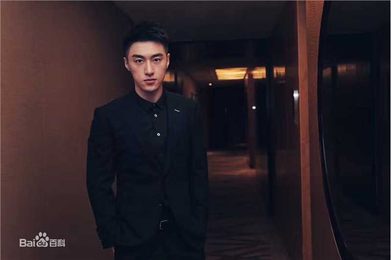 袁福福出席活动生活照