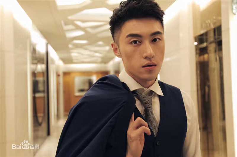 袁福福出席活动生活照