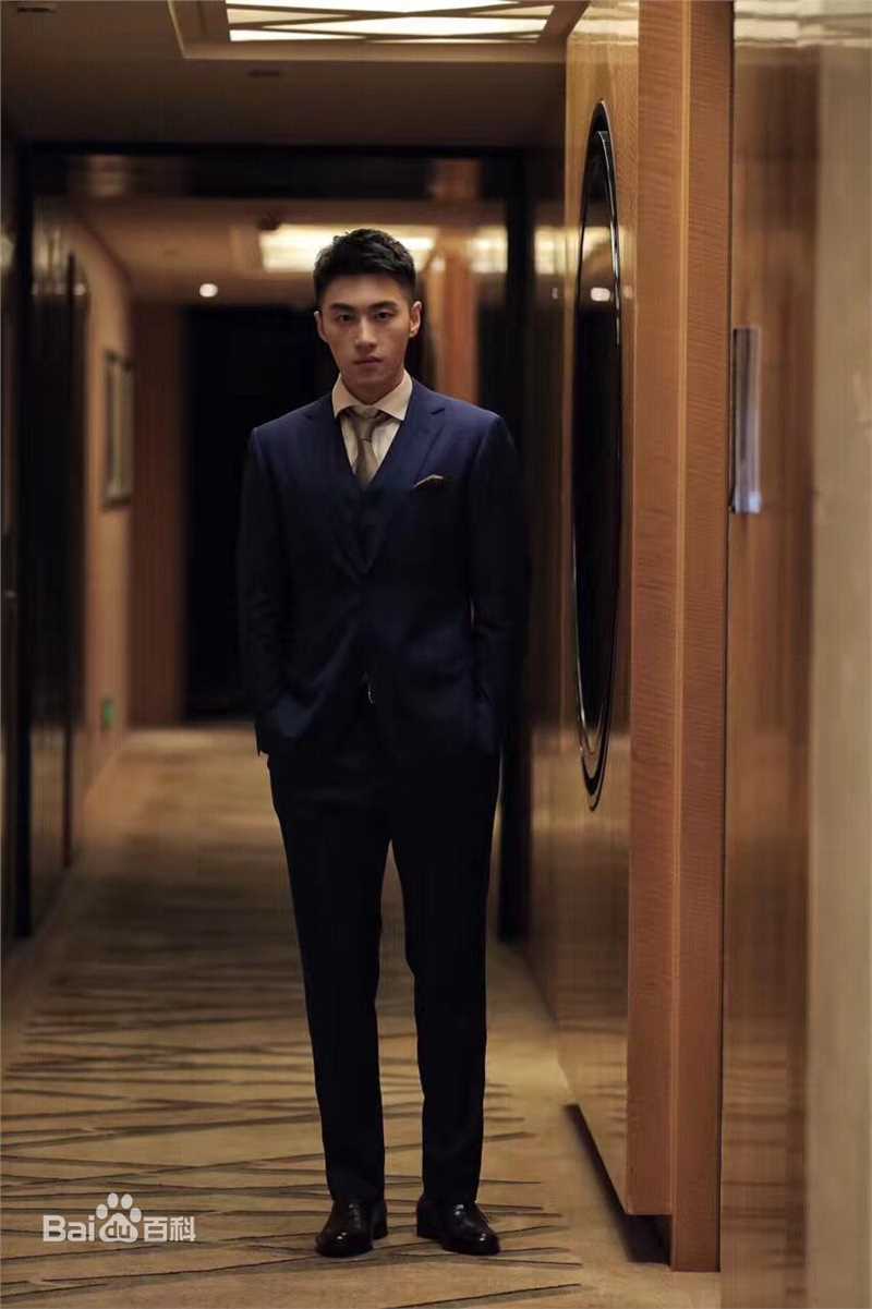 袁福福出席活动生活照