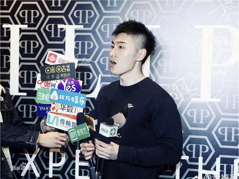 袁福福接受采访素颜照相册