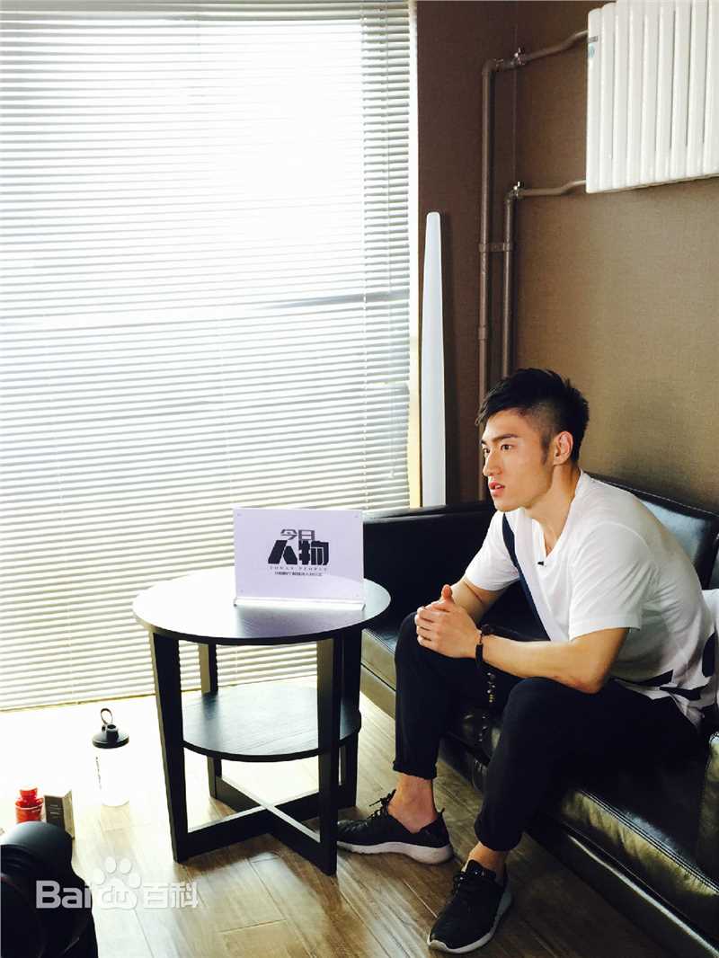 袁福福接受采访素颜照相册