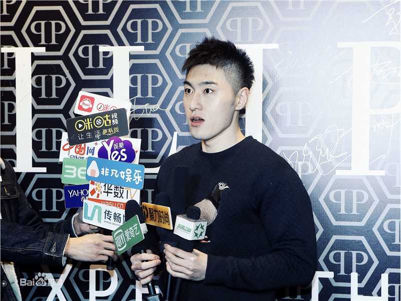 袁福福接受采访素颜照相册