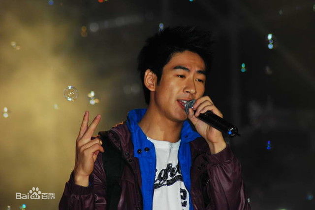 江奇霖早期演出照性感图片图集