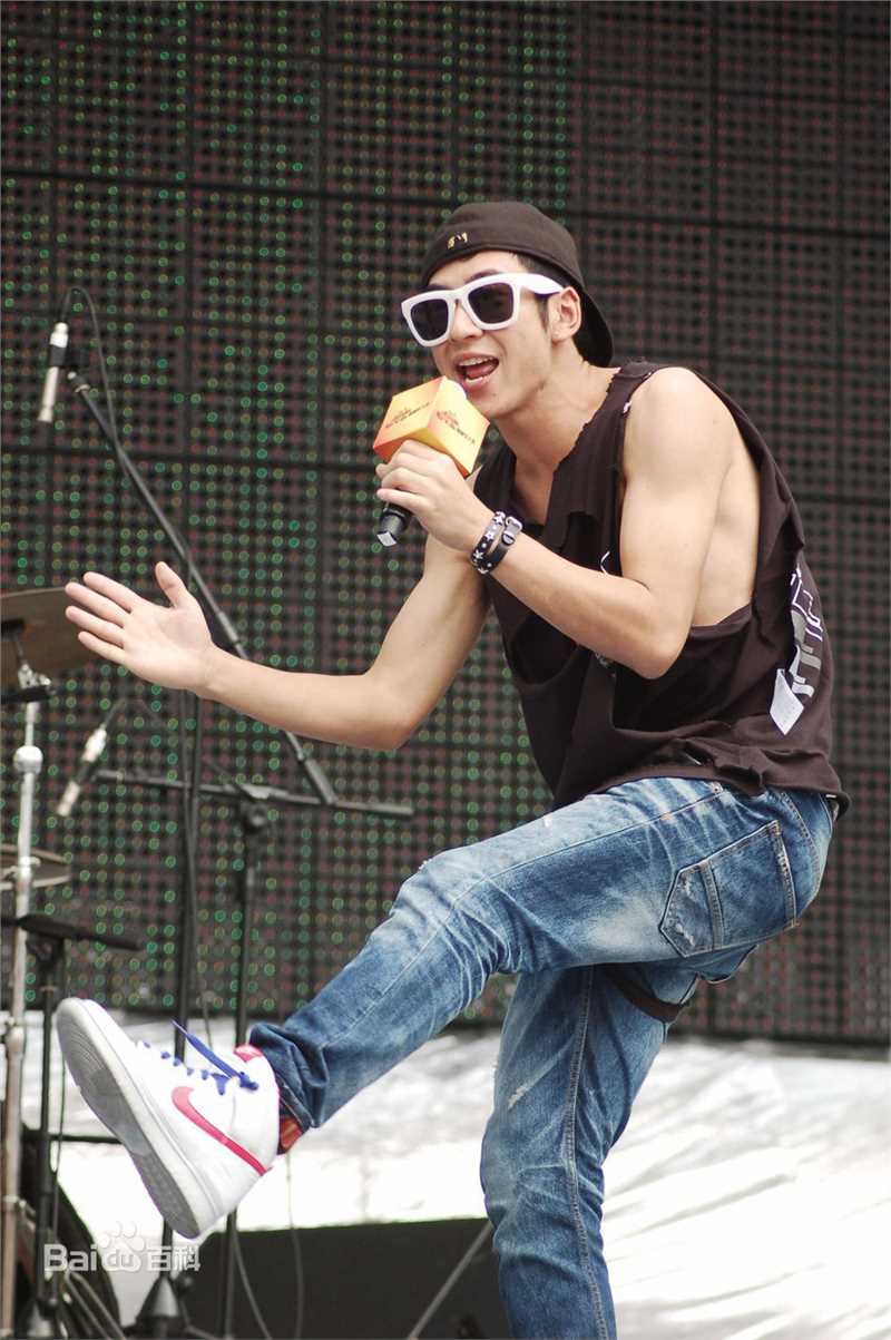 江奇霖早期演出照性感图片图集