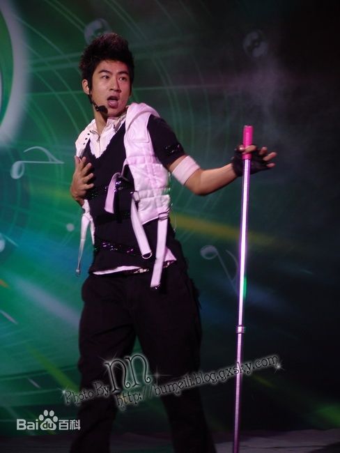 江奇霖早期演出照性感图片图集