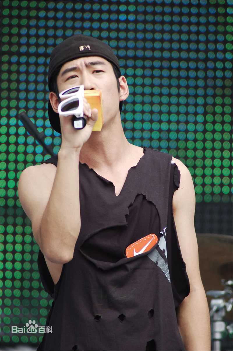 江奇霖早期演出照性感图片图集