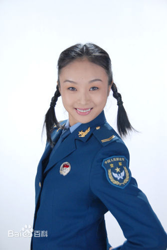 张乔玫军装照性感图片图集