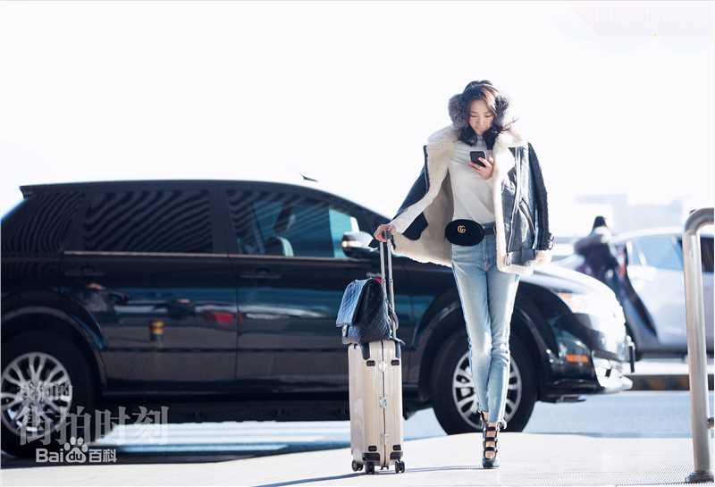 秦子越街拍时刻素颜照壁纸