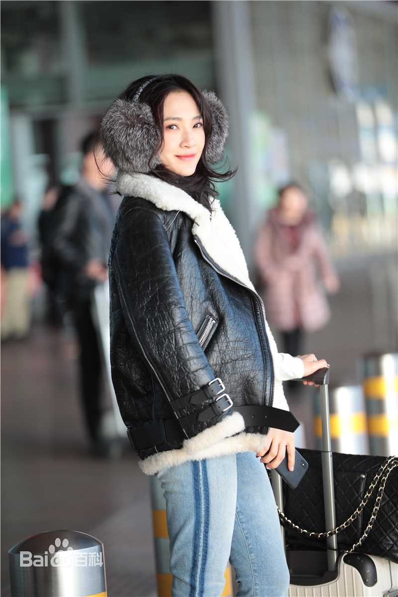 秦子越街拍时刻素颜照壁纸