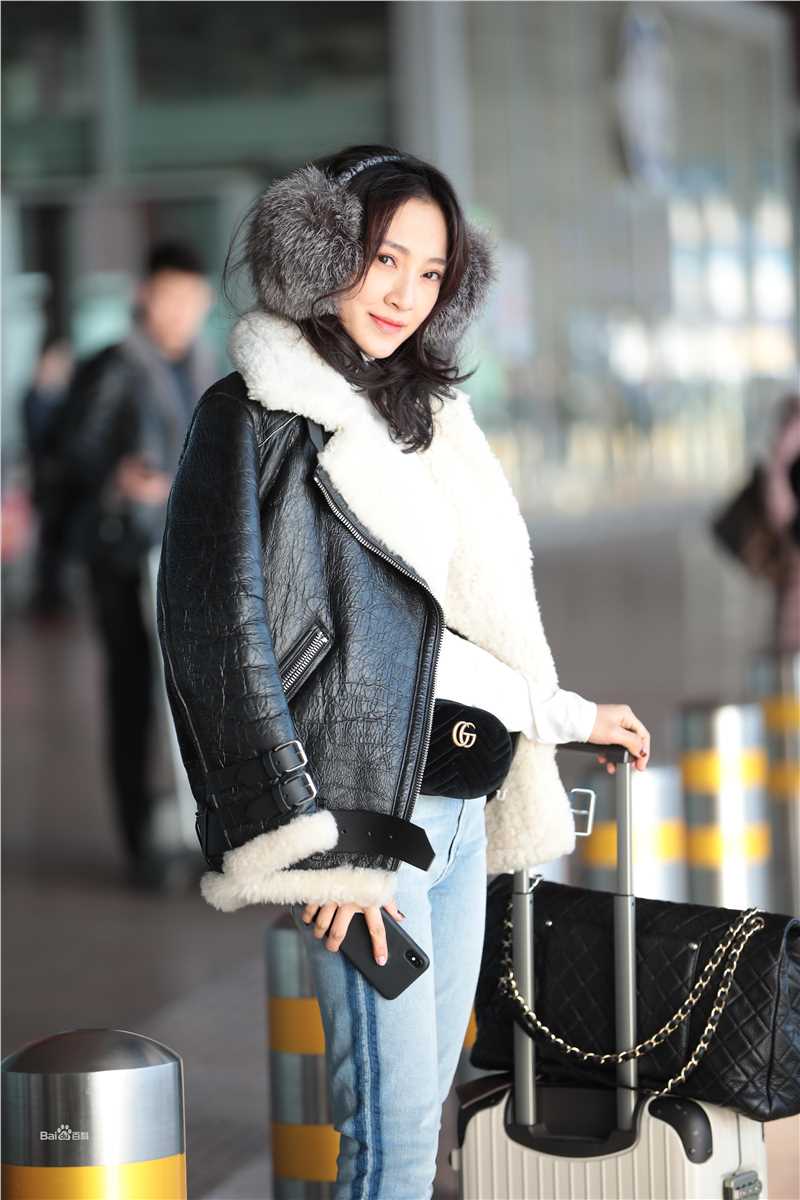 秦子越街拍时刻素颜照壁纸