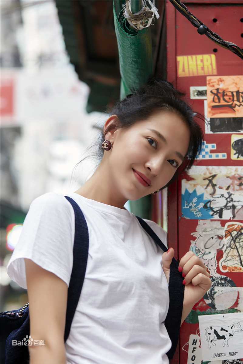 秦子越街拍生活照