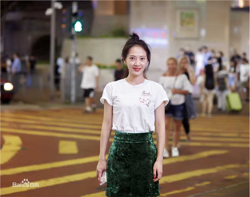 秦子越街拍生活照