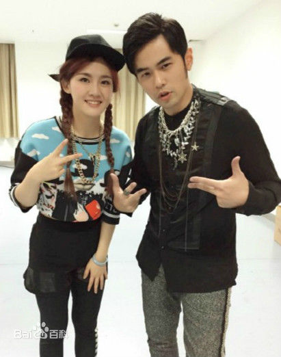 陈梓童(Tifa Chen、A.K.A Queen.T)与导师周杰伦合影图片图集