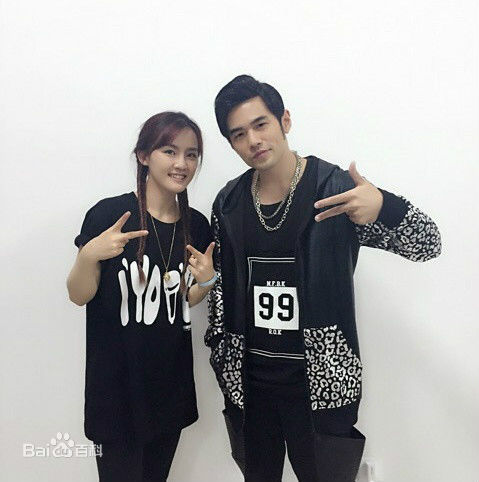 陈梓童(Tifa Chen、A.K.A Queen.T)与导师周杰伦合影图片图集