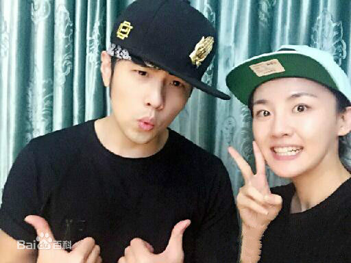 陈梓童(Tifa Chen、A.K.A Queen.T)与导师周杰伦合影图片图集