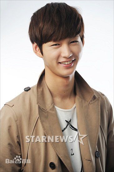 李源根(（Lee Won Keun）)采访照素颜照相册