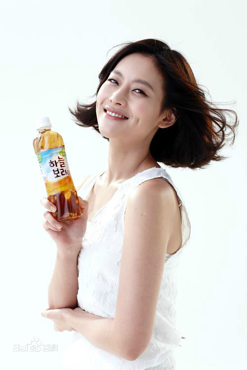 吴涟序( Oh Yeon Seo)大麦天空茶素颜照壁纸