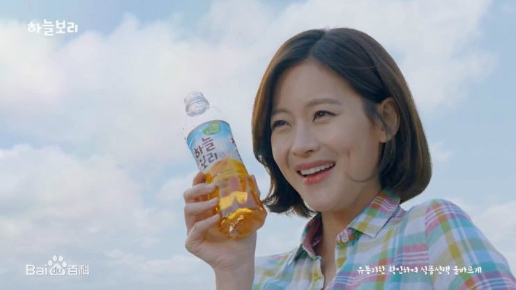 吴涟序( Oh Yeon Seo)大麦天空茶素颜照壁纸