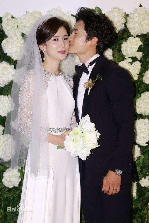 李宝英(Lee Bo Young)池晟和的结婚照片图片图集