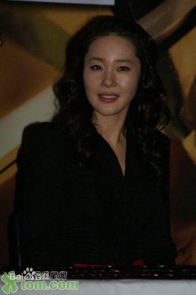 严智苑()个人生活照素颜照相册