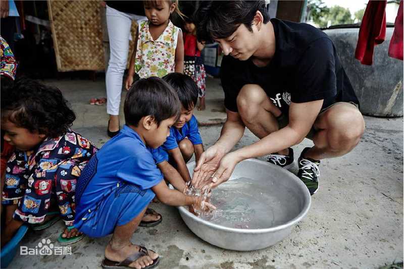 孔刘( （韩文）Gong Yoo（英文）)社会活动图册壁纸壁纸