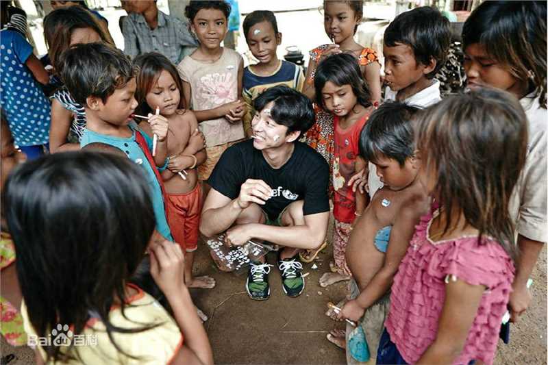 孔刘( （韩文）Gong Yoo（英文）)社会活动图册壁纸壁纸