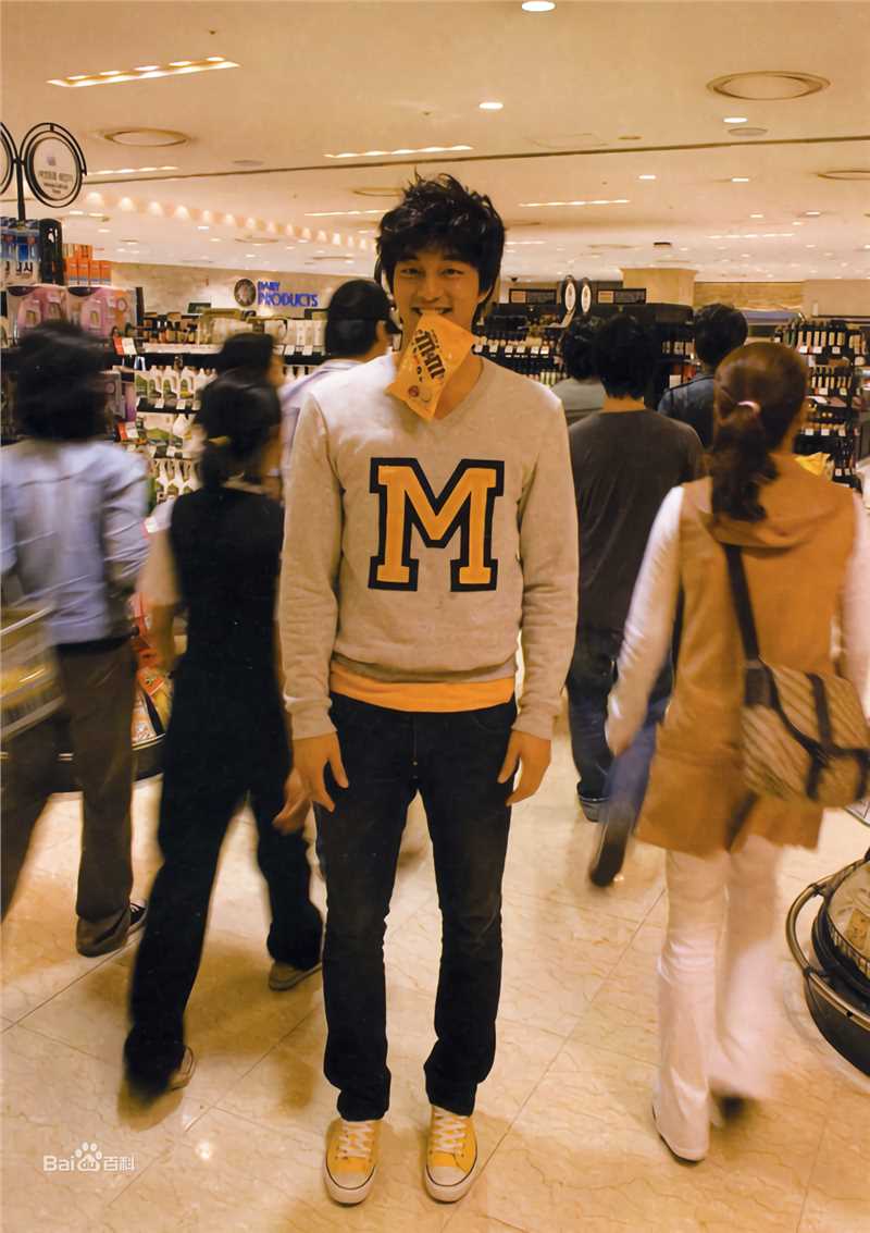 孔刘( （韩文）Gong Yoo（英文）)采访相关图集素颜照相册