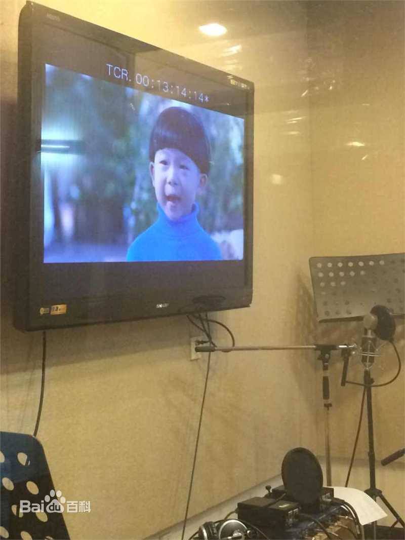 王天泽(Lucas)在《樱桃红之袖珍妈妈》幕后影集中的