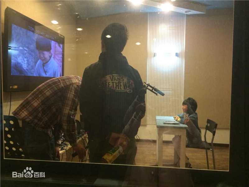 王天泽(Lucas)在《樱桃红之袖珍妈妈》幕后影集中的