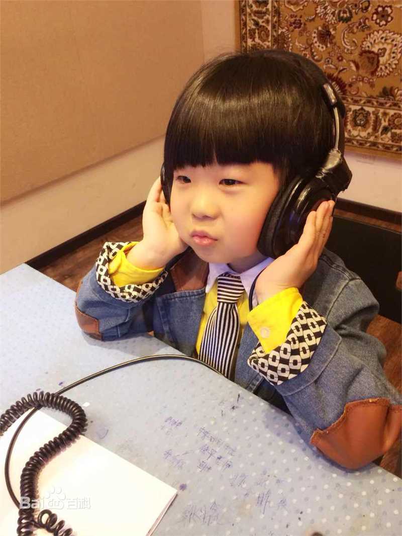 王天泽(Lucas)在《樱桃红之袖珍妈妈》幕后影集中的