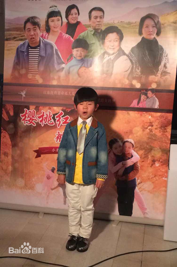 王天泽(Lucas)在《樱桃红之袖珍妈妈》幕后影集中的