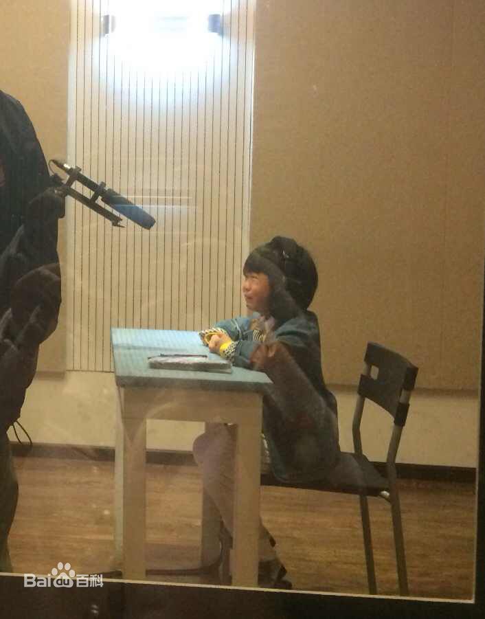 王天泽(Lucas)在《樱桃红之袖珍妈妈》幕后影集中的