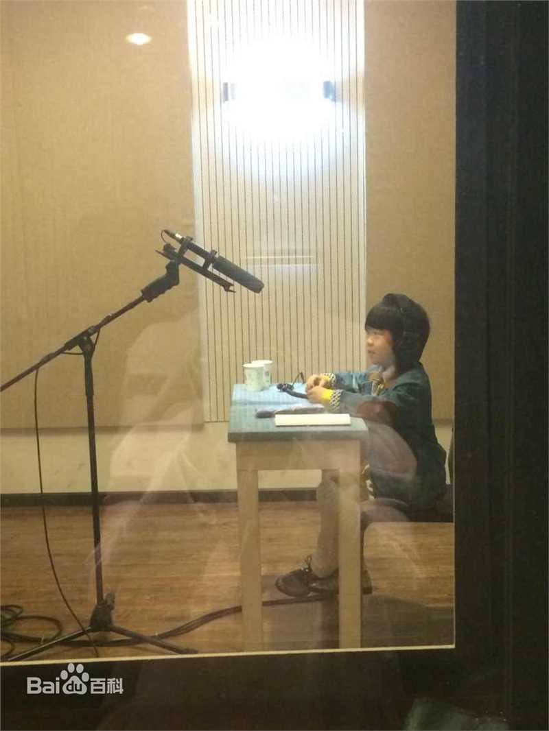 王天泽(Lucas)在《樱桃红之袖珍妈妈》幕后影集中的