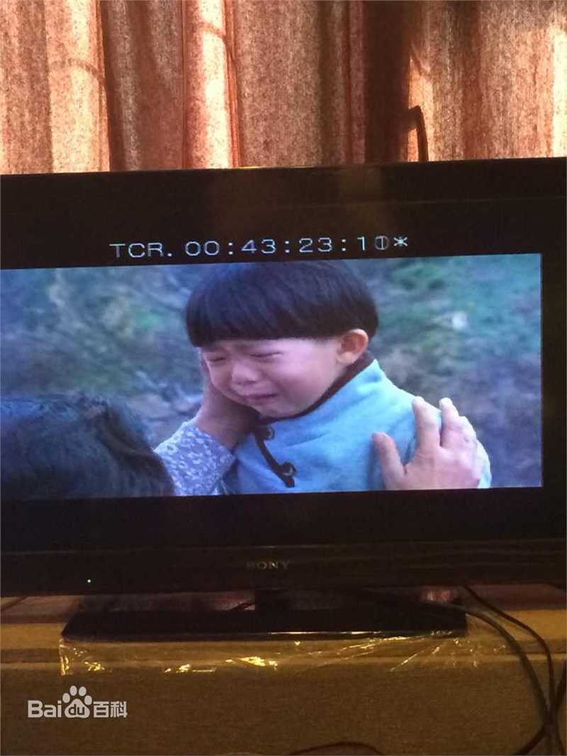 王天泽(Lucas)在《樱桃红之袖珍妈妈》幕后影集中的