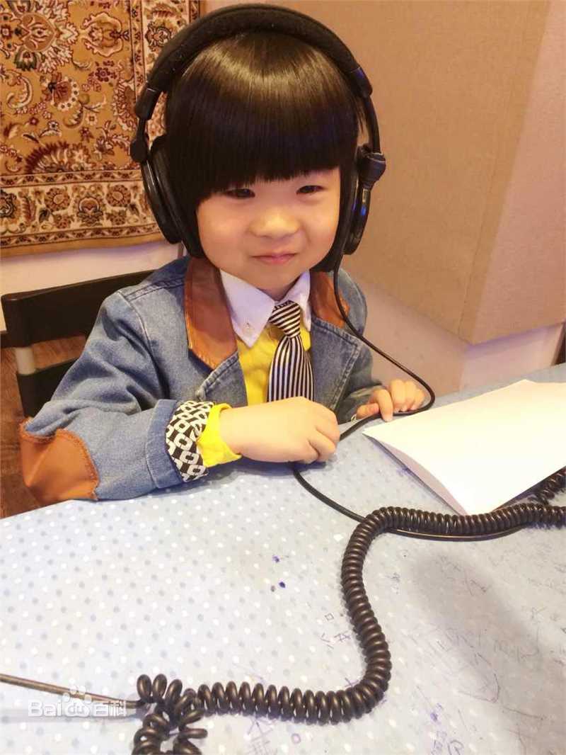 王天泽(Lucas)在《樱桃红之袖珍妈妈》幕后影集中的