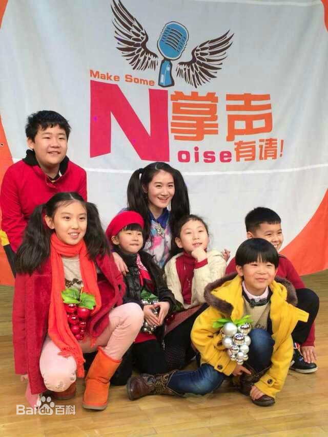 最新王天泽(Lucas)在《掌声有请》担任小评委现场照片中的壁纸