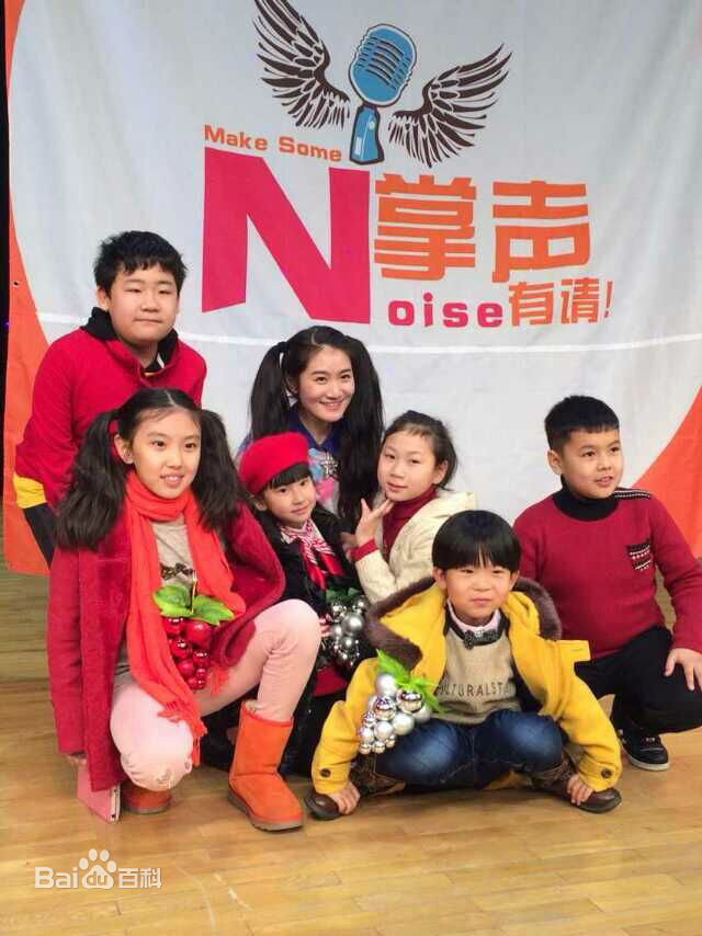 最新王天泽(Lucas)在《掌声有请》担任小评委现场照片中的壁纸