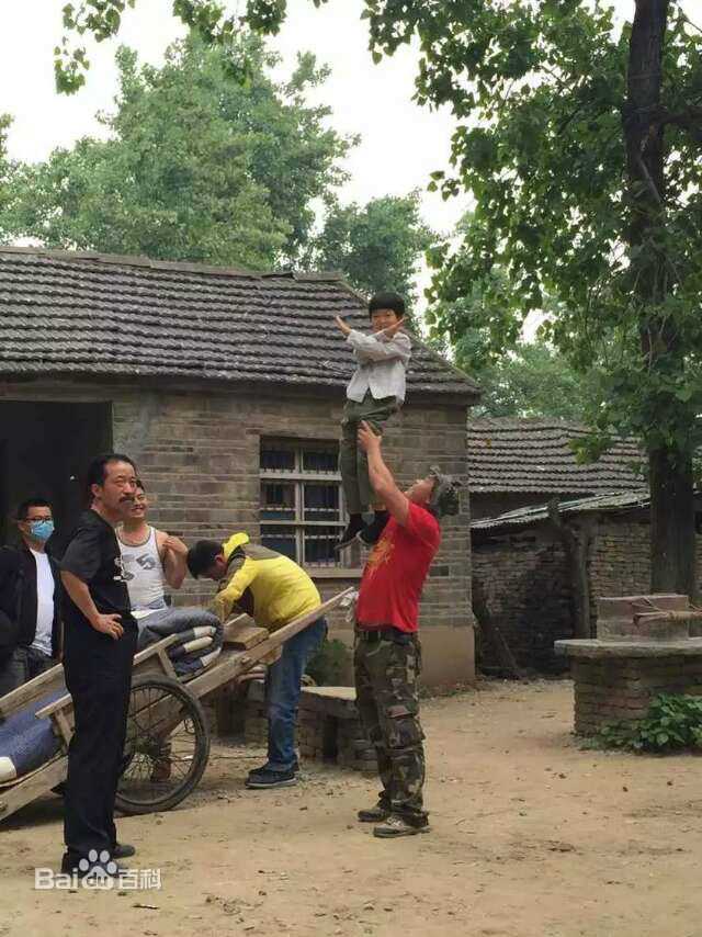 高清王天泽(Lucas)在《俺娘田小草》饰演李小浩片场资料影集中的图册