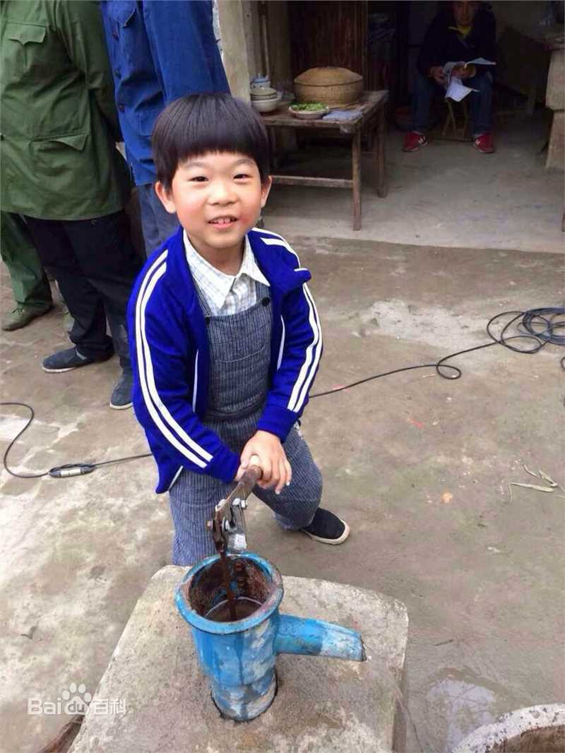 高清王天泽(Lucas)在《俺娘田小草》饰演李小浩片场资料影集中的图册