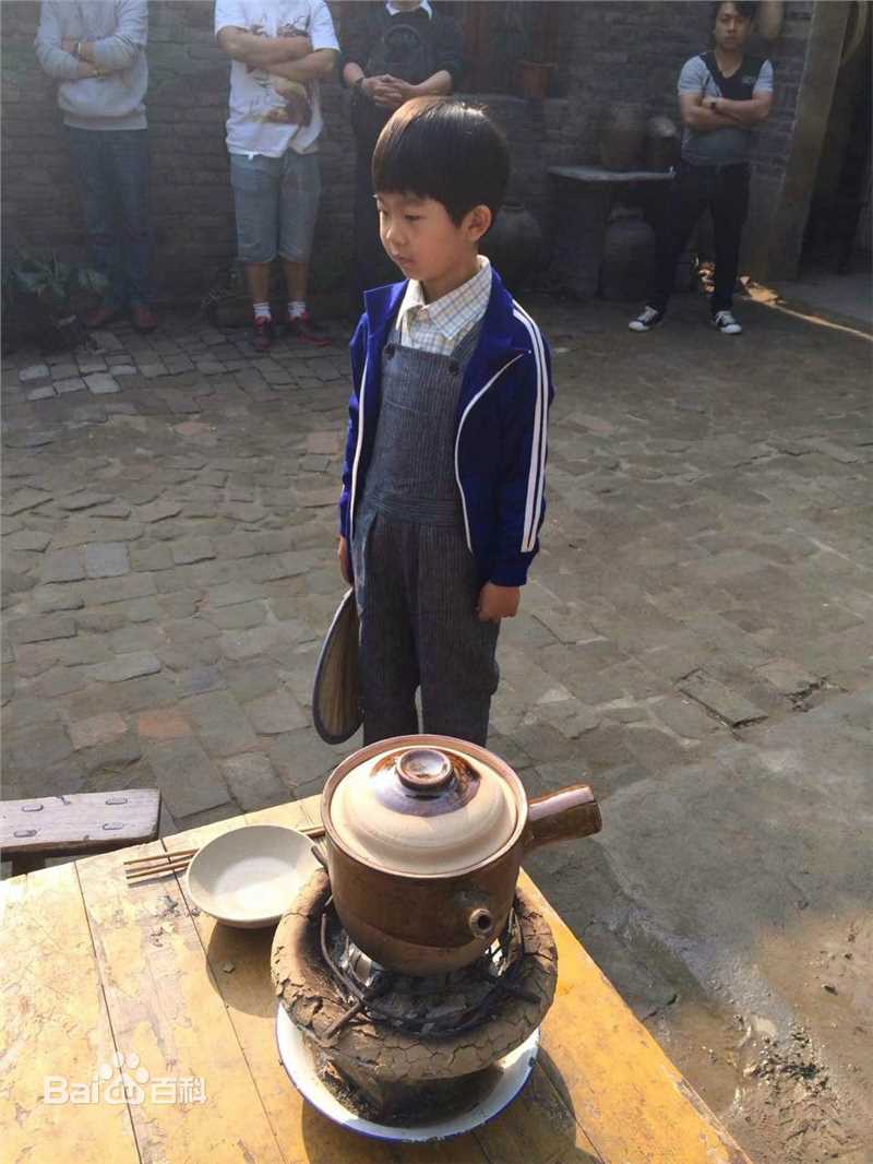 高清王天泽(Lucas)在《俺娘田小草》饰演李小浩片场资料影集中的图册